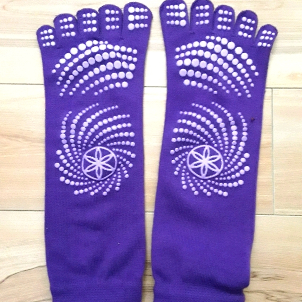 GAIAM PURPLE YOGA GRIP SOCKS